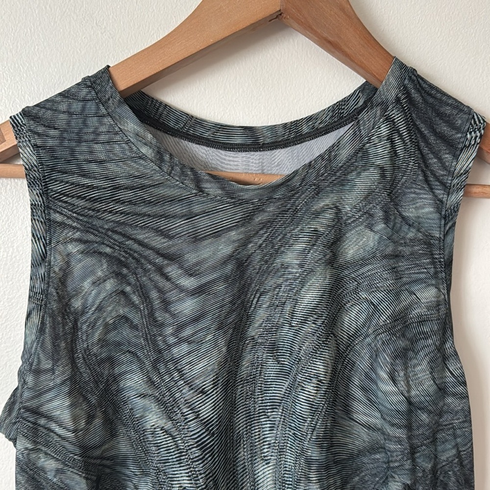 Lululemon 10 High Neck Split Hem Run Tank in Dimensional Icing Blue Multi - Picture 5 of 8
